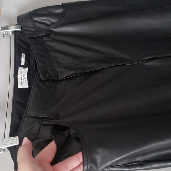 Abercrombie and Fitch The 90s Curve Love Ultra High Rise Vegan Leather Pant Blk - Picture 6 of 17